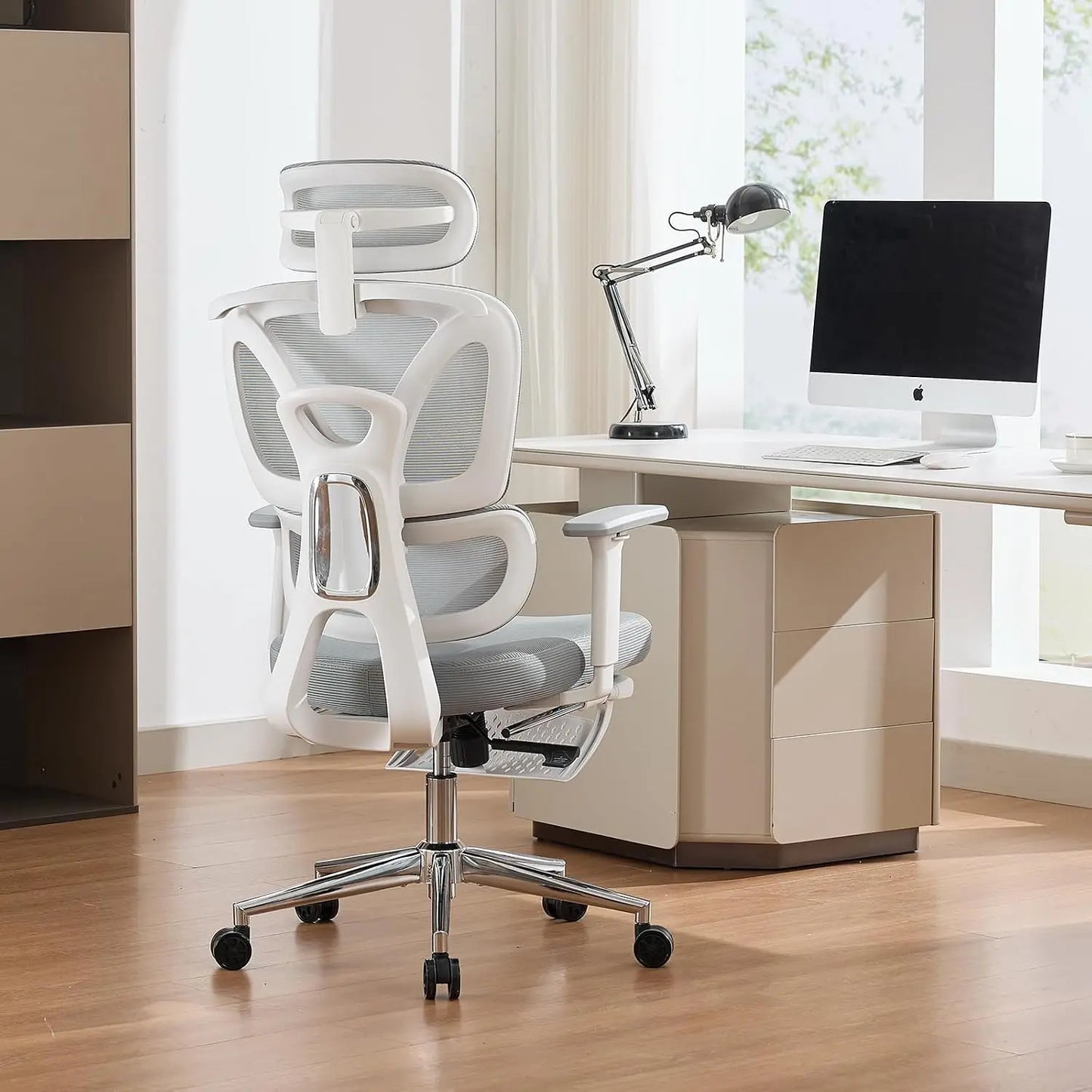 Ergonomická židle s podnožkou a 3D područkami